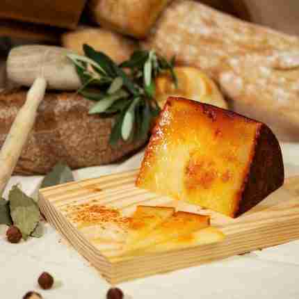 Queso Añejo de Oveja al Pimentón de la Vera de Quesería La Abuela
