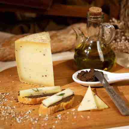 Queso Curado de Oveja al Tartufo de Quesería La Abuela