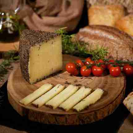 Queso Curado de Oveja al Romero de Quesería La Abuela