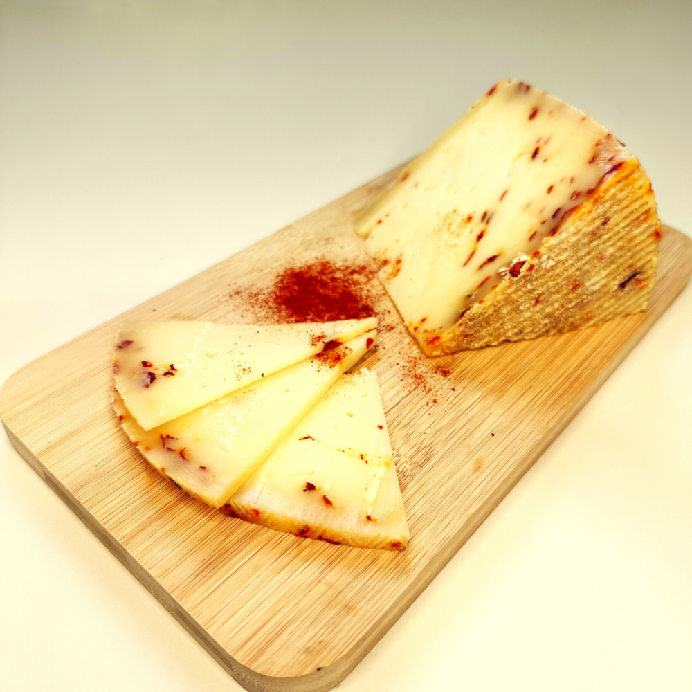 Queso Curado con Escamas de Pimentón
